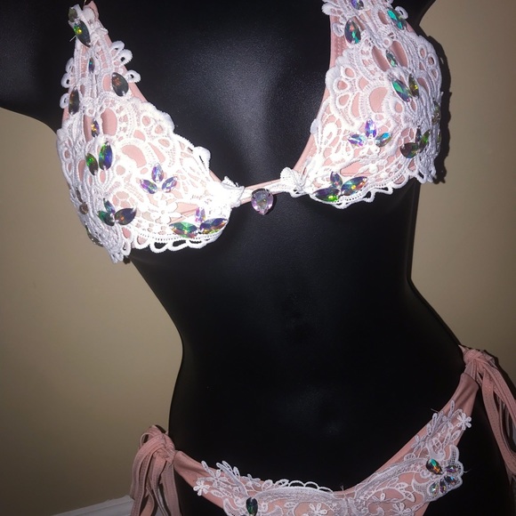 Very Cute White Bikini - Picture 1 of 2